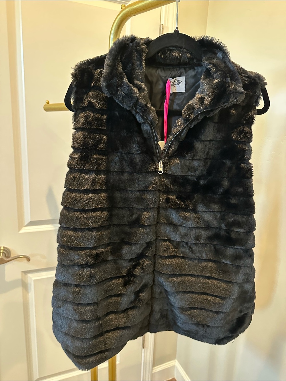Plush Faux Fur Zip Vest in Black